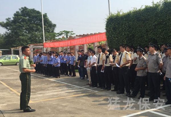 桂林市保安在消防演练中展示了他们的